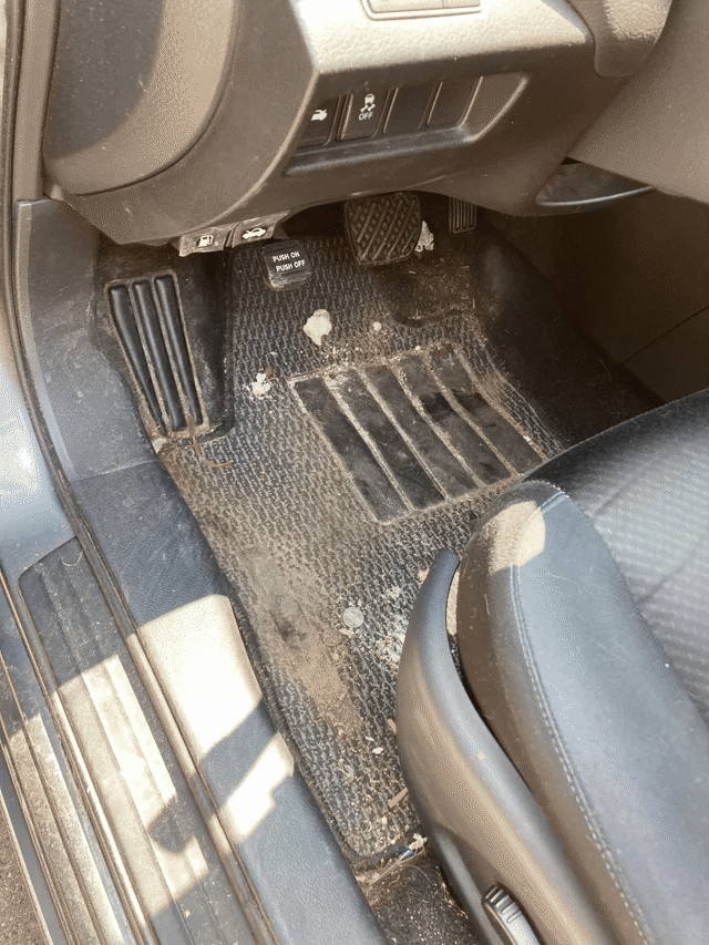 Antes y después de instalar el alfombra 3D a medida
